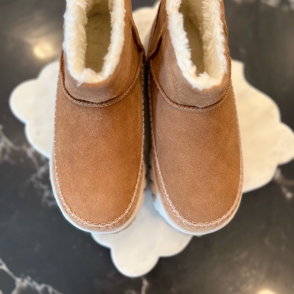 UGG *New With Tags* Venture Daze Mini Boot, Chestnut, Size 6 - Picture 6 of 8